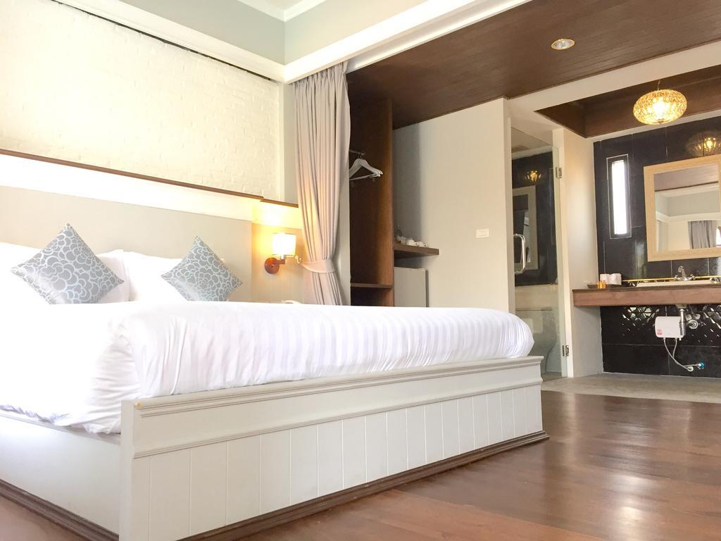 Habitación con cama extragrande y vistas a la piscina